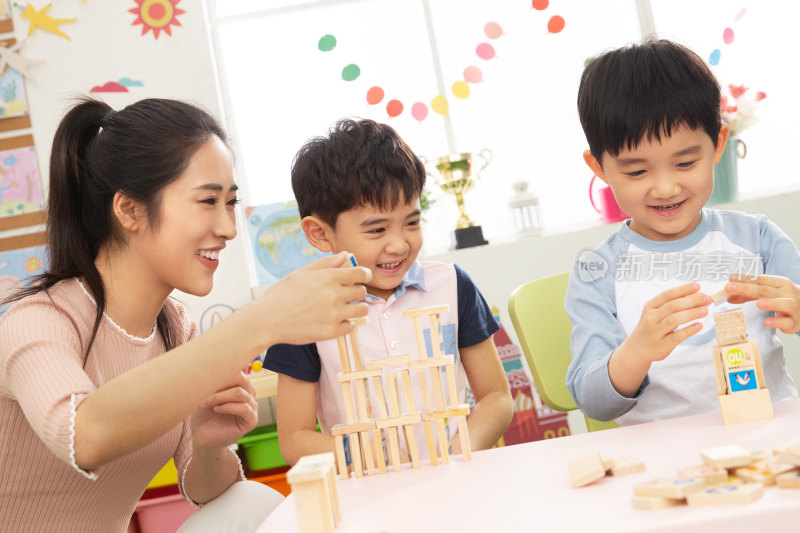 幼儿园老师和小朋友们