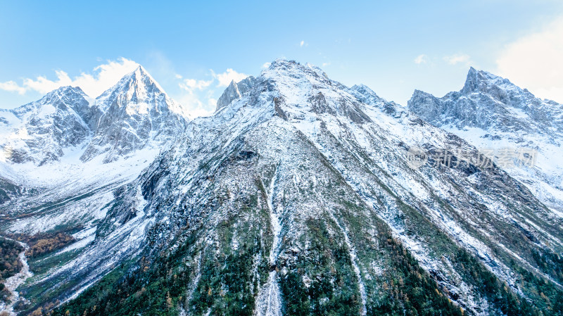 四川阿坝理县毕棚沟的雪山雪景