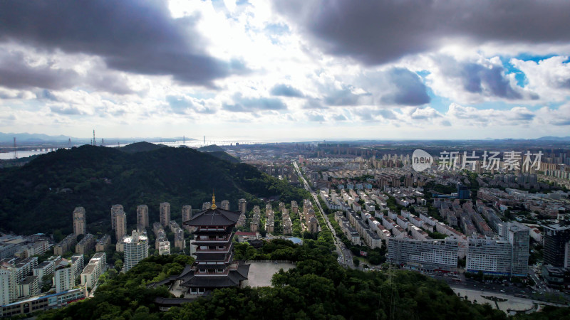 浙江台州城市天际线蓝天白云航拍图