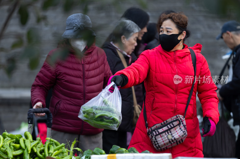 早市买菜卖菜的人们