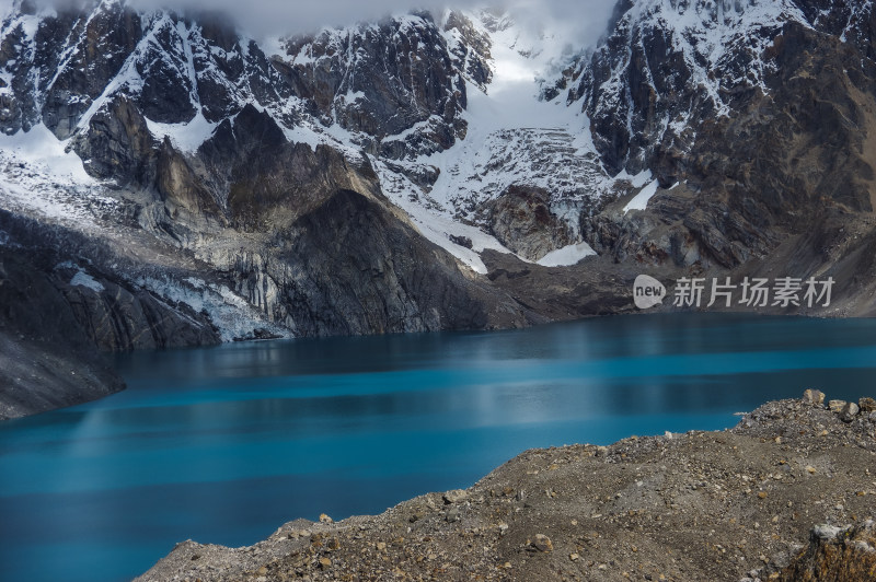 雪山脚下河谷湖泊自然风景