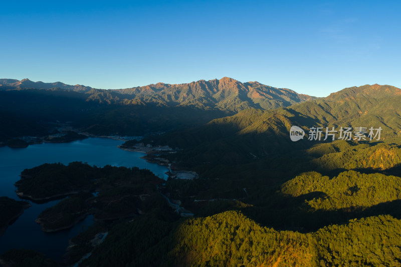 阳光照在湖泊山川上