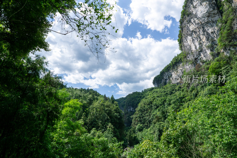 蓝天白云下的大山峡谷