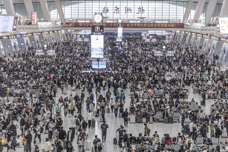 杭州东站假期大人流内景