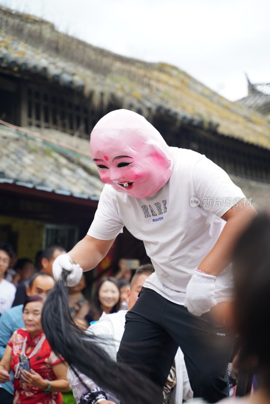 大理白族端午节身着民族服饰人们在户外表演