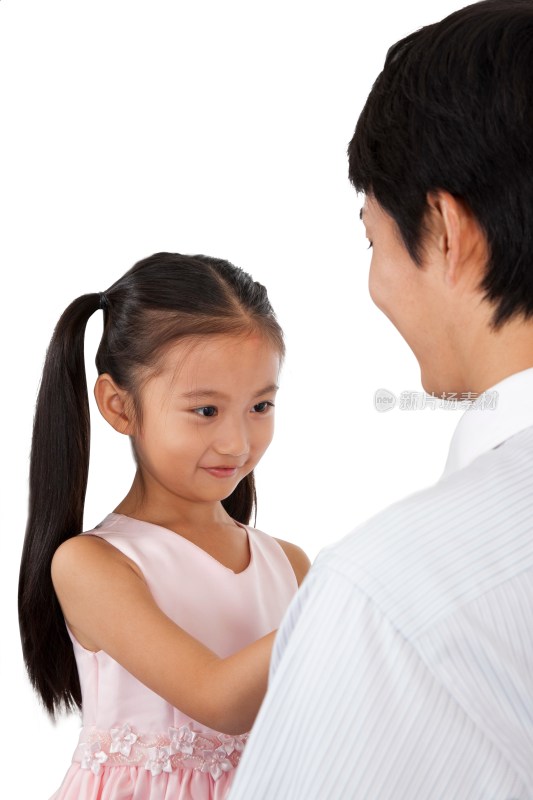 棚拍小女孩给年轻父亲打领带
