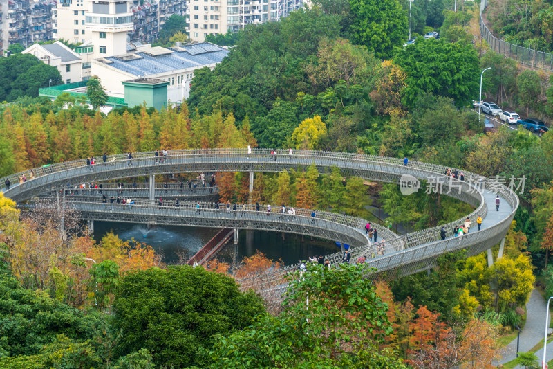 福州福道行人漫步山林间环形步道