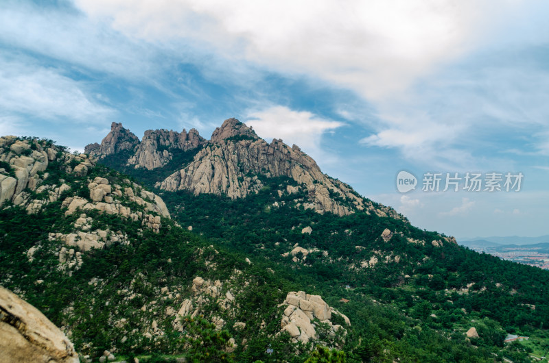 中国青岛崂山景区，山势雄伟