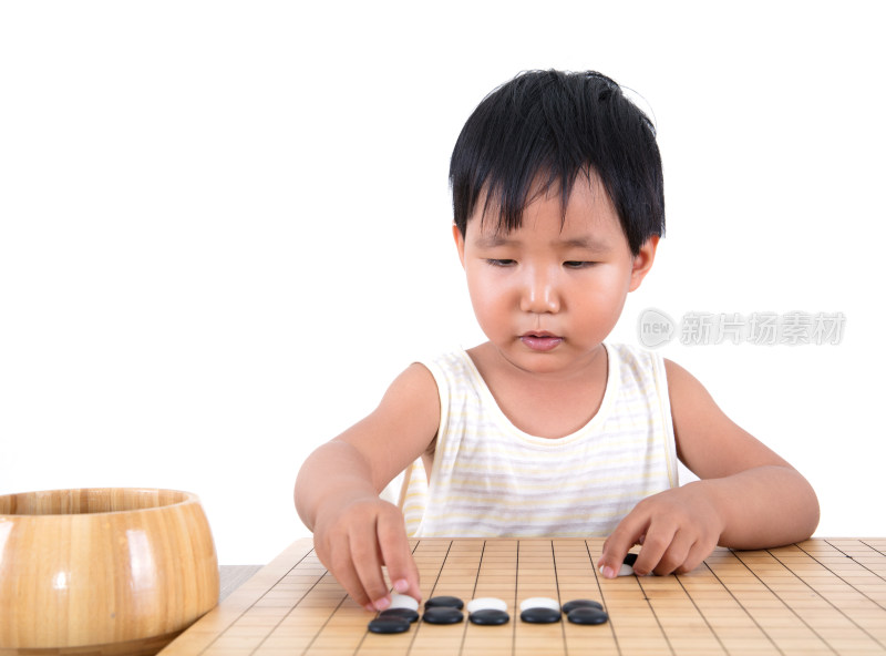 中国小女孩在认真的学习下围棋