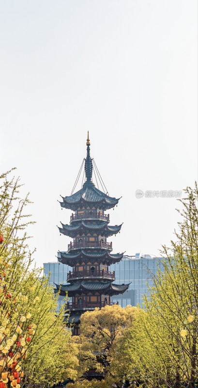 上海龙华寺中式古塔与现代建筑景观