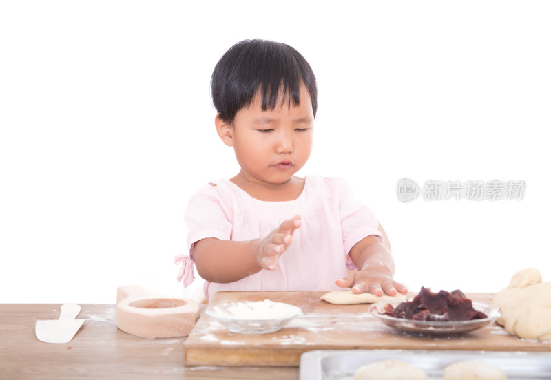 中国小女孩在认真的学习做月饼