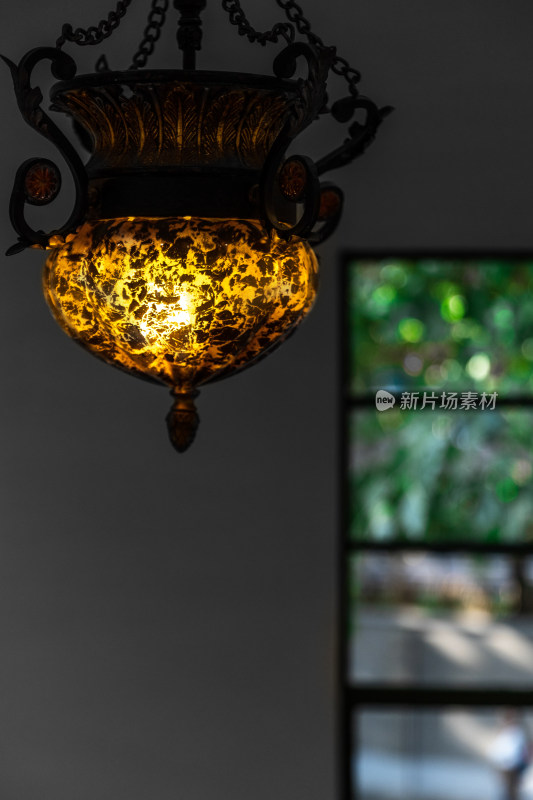 室内复古的老式琉璃吊灯
