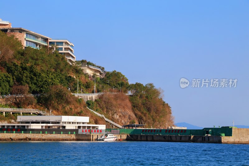 依山而建绿树环绕的城市建筑景观