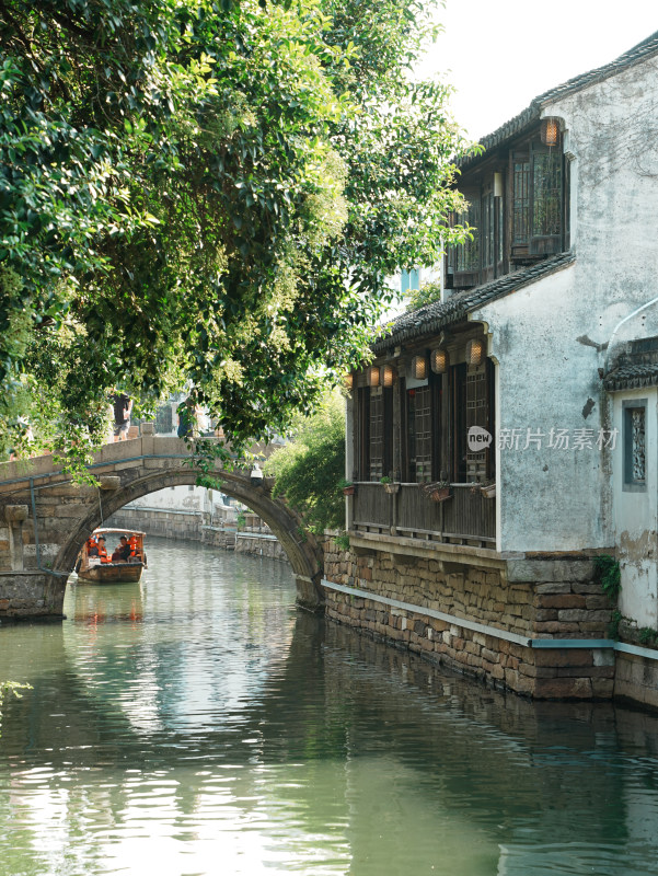 苏州平江路观光摇橹船