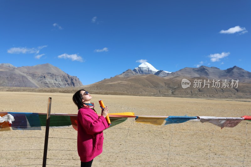 中国西藏冈仁波齐祈福的女人