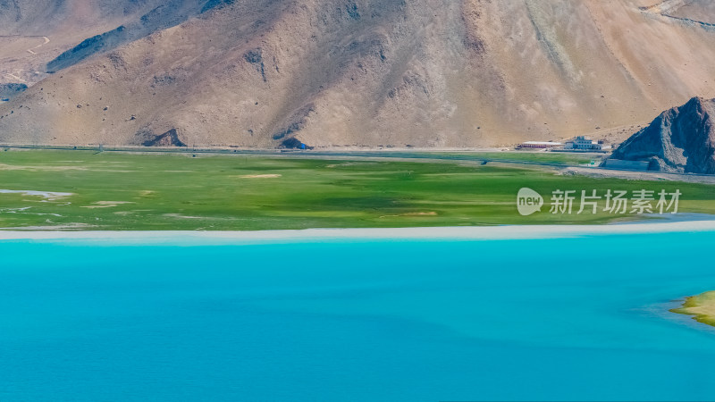 新疆南疆碧绿的湖泊