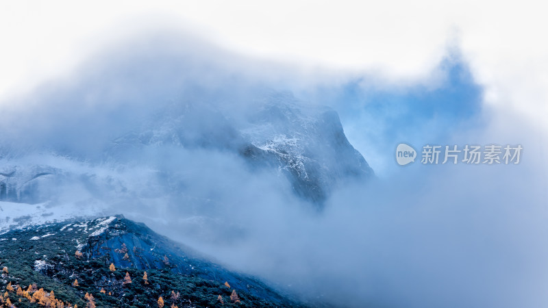 四川四姑娘山双桥沟景区秋天的雪山美景