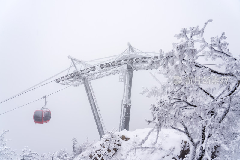 寒冷冬季大雪中景区的索道缆车轿厢