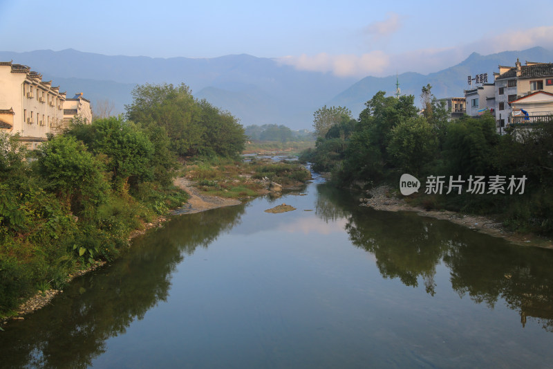 清晨云雾美丽远山徽派建筑风光