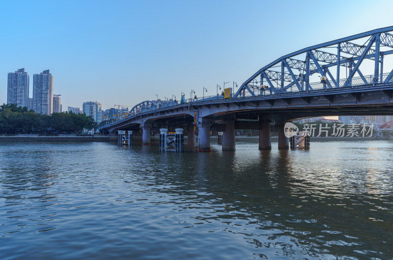 广州珠江海珠桥与滨江城市高楼建筑