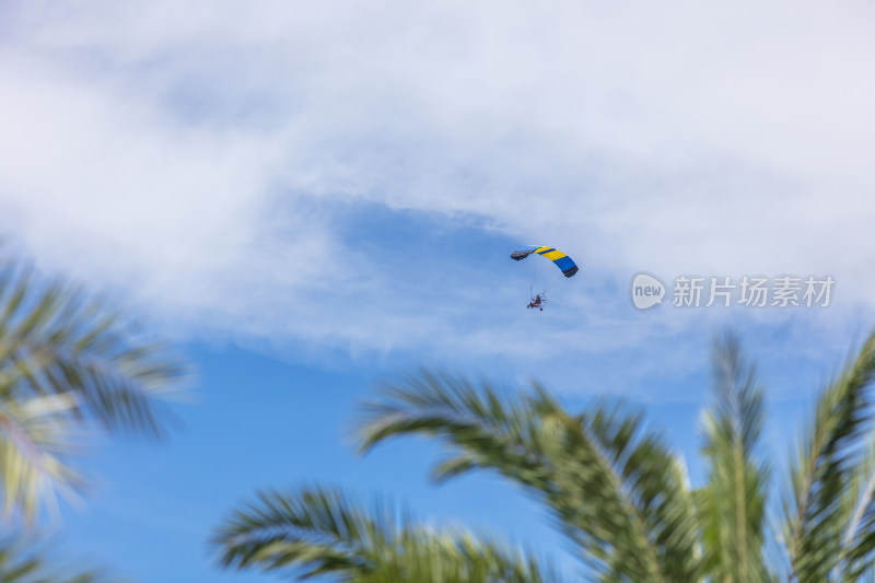 天空中玩滑翔伞