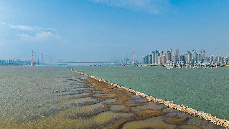 中国湖北武汉长江里的道路与滩涂
