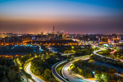 北京城市夜景中交错的公路交通