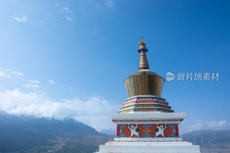 中国青海海北州祁连县卓尔山的藏族佛教佛塔