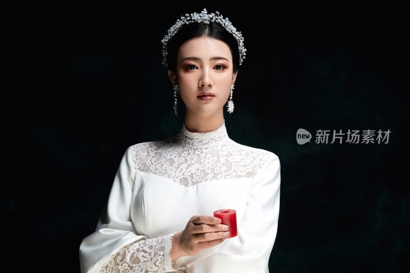 黑色背景下的女性复古婚纱妆面