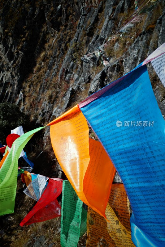 云南大理鸡足山景区山坡上悬挂的彩色经幡