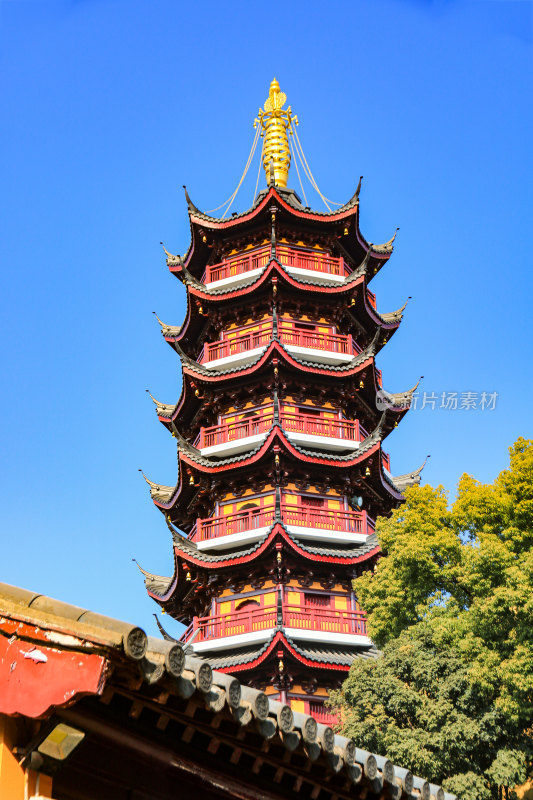 晴朗天空下的南京千年古刹鸡鸣寺