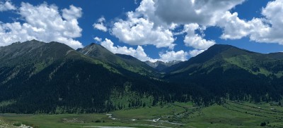 蓝天白云下的青山草原风光