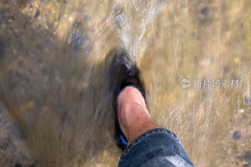 人在浅水中行走溅起水花