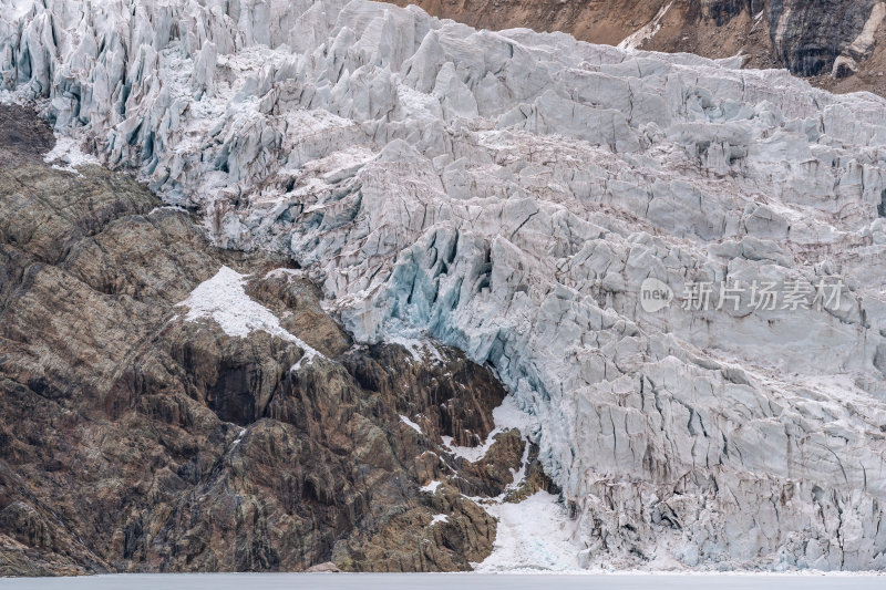 西藏那曲地区布加雪山冰川藏地高原静谧之美