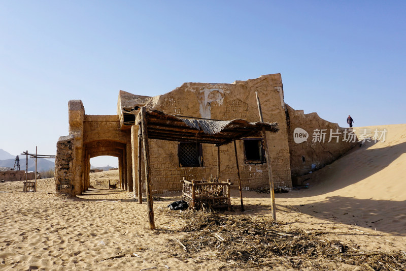 沙漠中破败的房屋土房遗迹