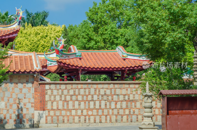 福建泉州承天寺的红砖墙和有瓷雕的屋檐