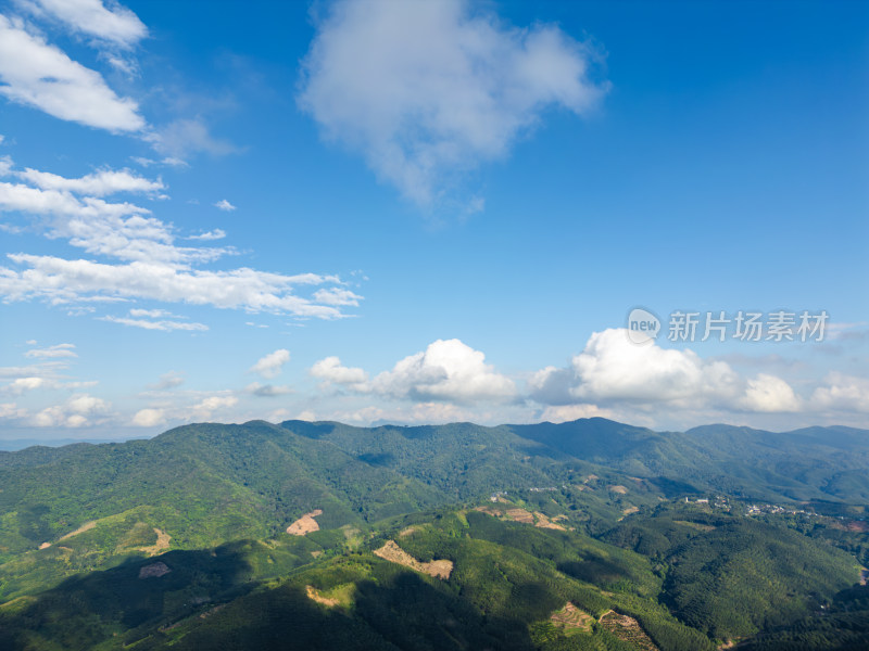 航拍壮阔山景与蓝天白云相映的自然景观