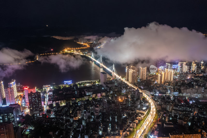 云雾缥缈的城市夜景