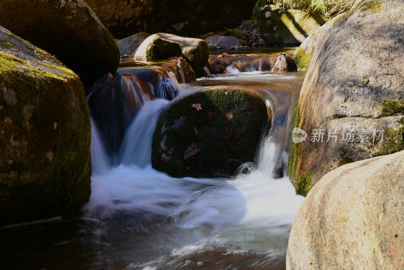 山石泉水