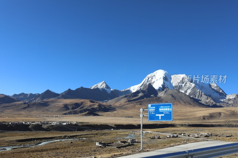 中国西藏琼姆岗嘎雪山