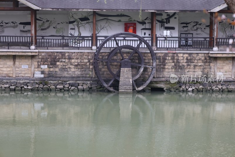 水边传统建筑旁的水车景观