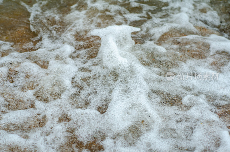 浑浊的海水泛起白色的泡沫