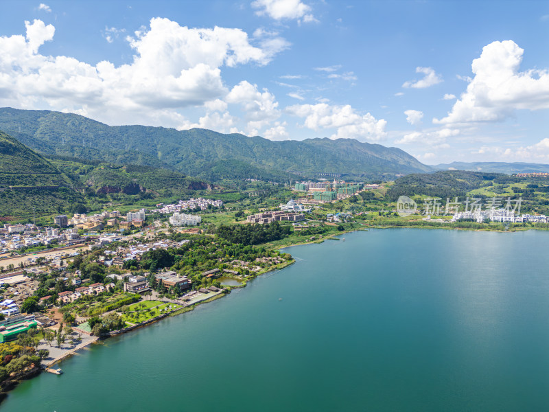 航拍阳宗海山峦环抱的湖边小镇