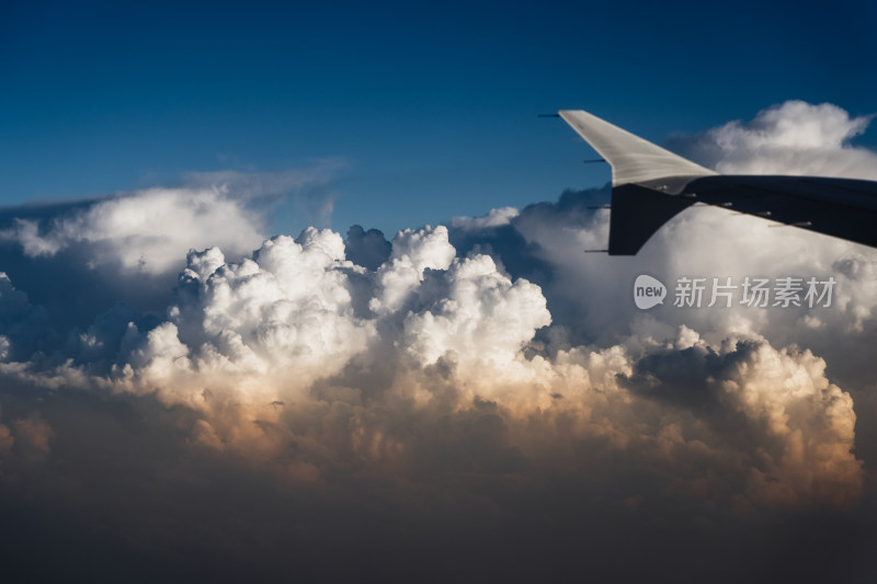飞机窗户外的天空云景