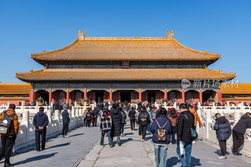 游客游览北京故宫 图为乾清宫