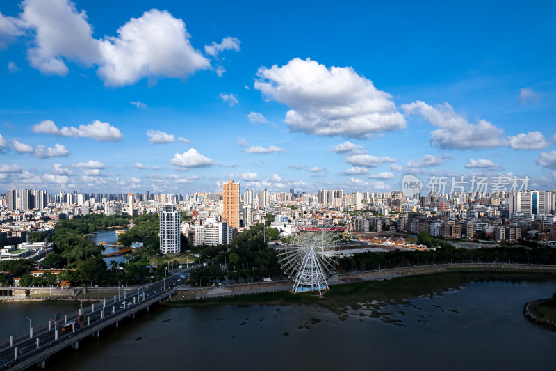 有摩天轮和高楼的城市河流景观