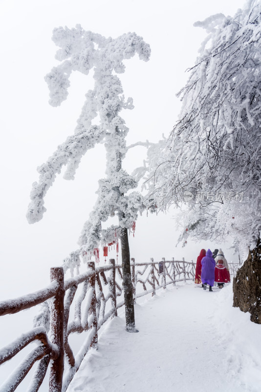 雪后旅游栈道红色汉服背影