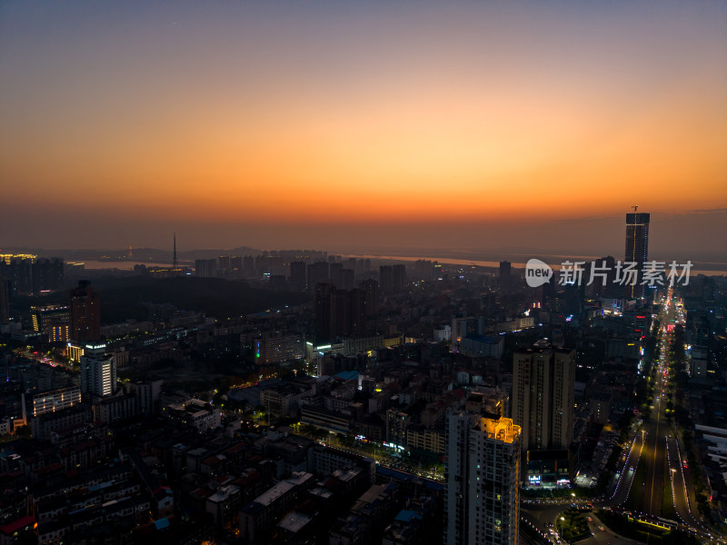 湖南岳阳晚霞夜景航拍图