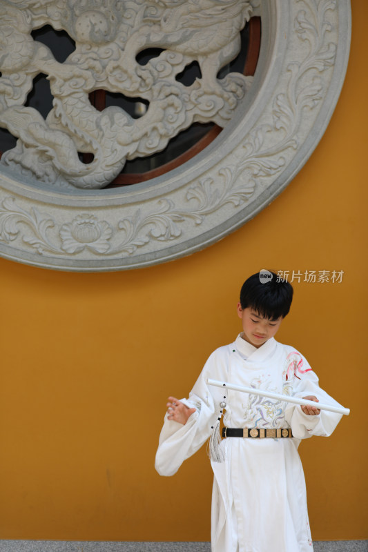中国杭州上天竺法喜寺穿汉服的中国小男孩