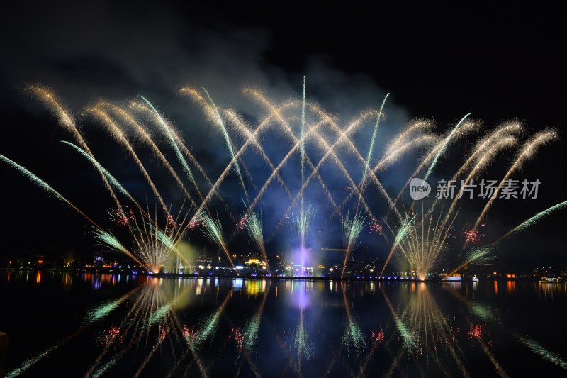 长沙浏阳烟花湖面夜景烟花绽放倒影